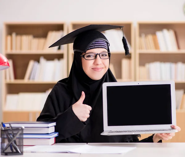 Chica musulmana en hiyab estudiando preparación para los exámenes — Foto de Stock