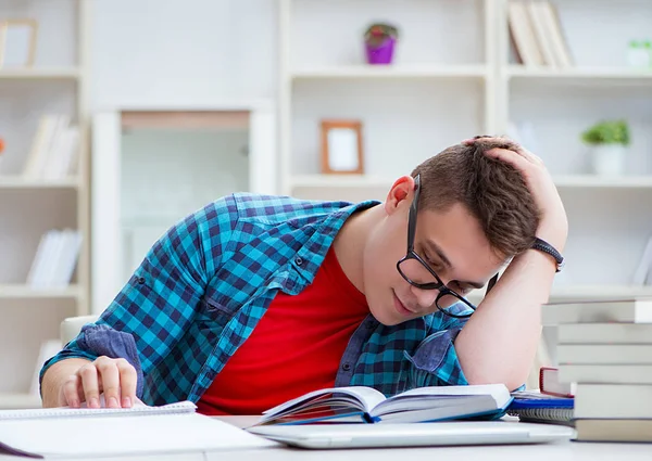 Junger Teenager bereitet sich am Schreibtisch im Haus auf Prüfungen vor — Stockfoto