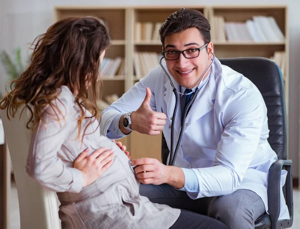 Gravid kvinna besöker läkare för konsultation — Stockfoto