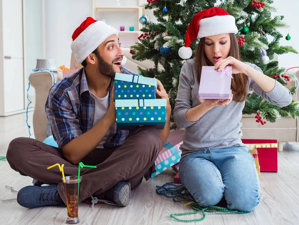 Dziewczyna i chłopak otwierając prezenty świąteczne — Zdjęcie stockowe