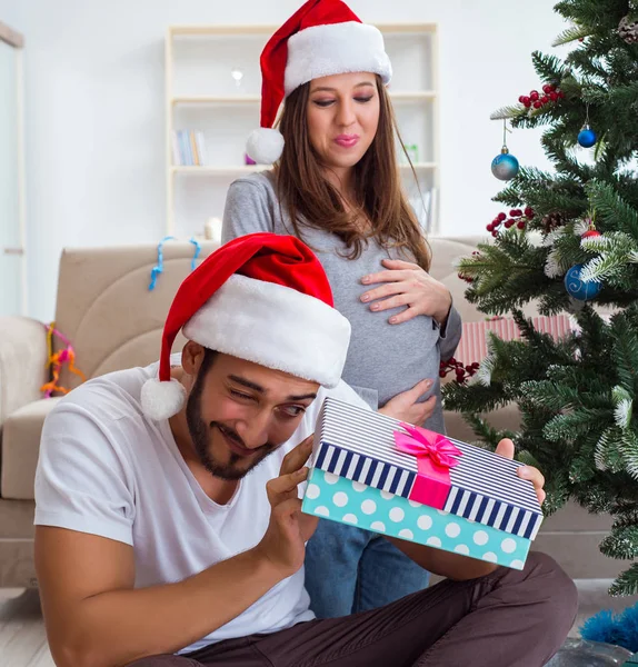 Famiglia giovane in attesa di bambino bambino che celebra il Natale — Foto Stock