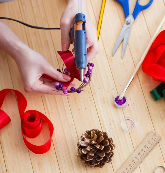 Donna che fa fai da te decorazioni festive a casa — Foto Stock