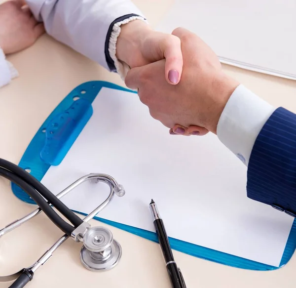 Uomo firma contratto di assicurazione medica — Foto Stock