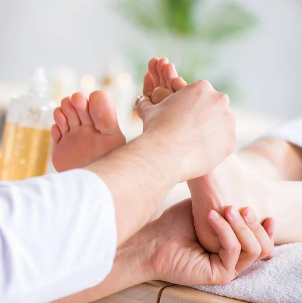 Tıbbi kaplıcada ayak masajı — Stok fotoğraf