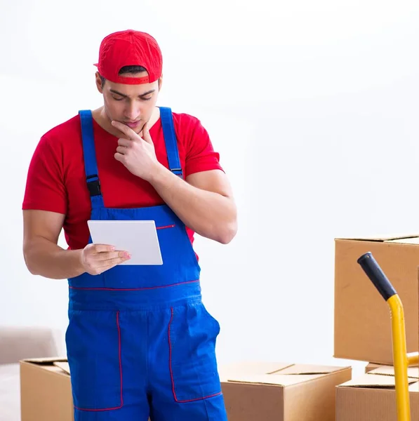 Trabajador contratista moviendo cajas durante movimiento de oficina — Foto de Stock