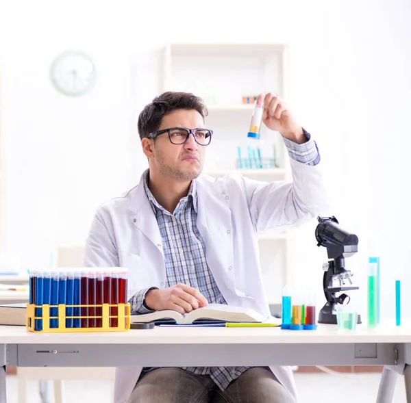 Scheikundestudent doet chemische experimenten in klaslokalen — Stockfoto