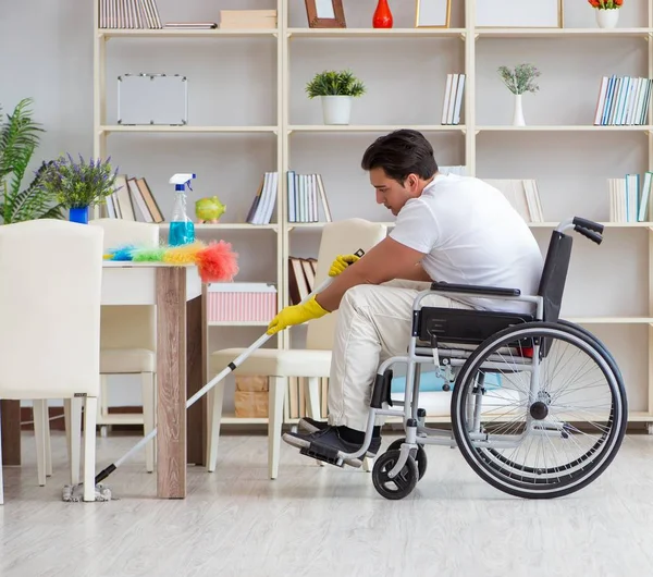 Hombre discapacitado limpiando piso en casa —  Fotos de Stock
