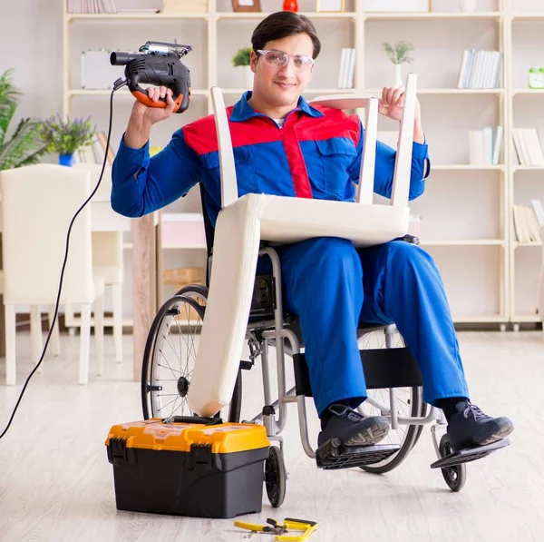 Cadeira de reparação de homem com deficiência em oficina — Fotografia de Stock