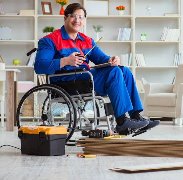 障害者はオフィスで床を敷設積層 — ストック写真