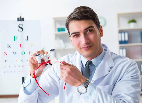 Eye doctor in eyecare concept in hospital — Stock Photo, Image