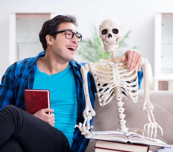 Estudiante estudiando con esqueleto preparándose para los exámenes —  Fotos de Stock