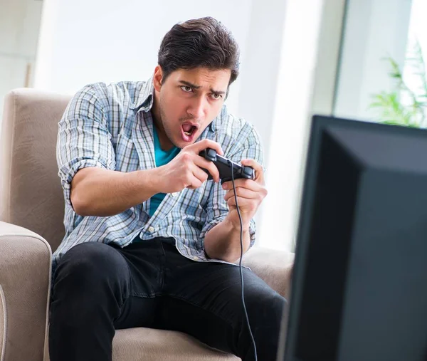 Homem jogando jogo de computador em casa — Fotografia de Stock