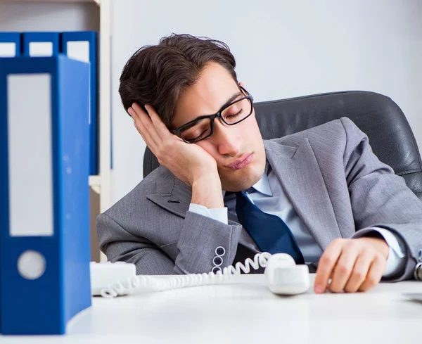 Nieszczęśliwy biznesmen pracujący w biurze — Zdjęcie stockowe
