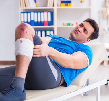 Spor sakatlığı geçiren hasta doktoru ziyaret ediyor.