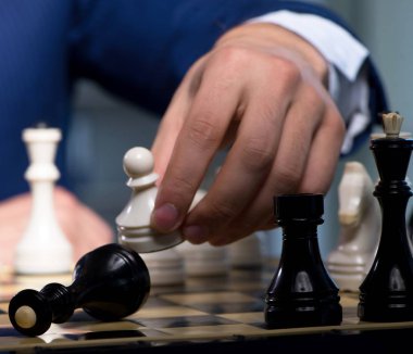 İş adamı strateji konseptinde satranç oynuyor