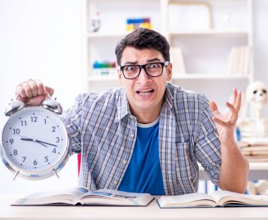 Tıp öğrencisi sınavlara hazırlanıyor.