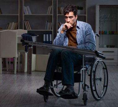 Tekerlekli sandalyede depresyon geçiren bir adam