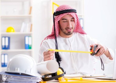 Arap mühendis yeni proje üzerinde çalışıyor