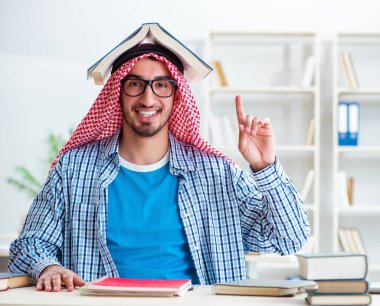 Üniversite sınavlarına hazırlanan Arap öğrenci