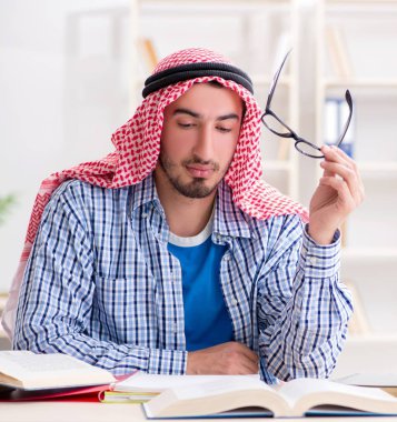 Üniversite sınavlarına hazırlanan Arap öğrenci