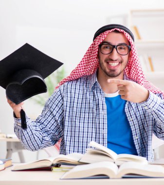 Üniversite sınavlarına hazırlanan Arap öğrenci