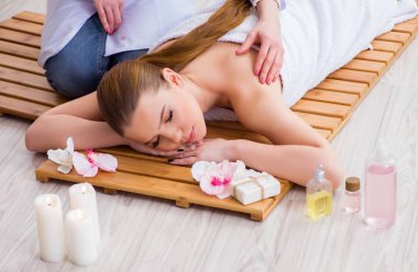 Salondaki spa prosedürü sırasında genç bir kadın.