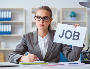 İş kadını ofiste mesajla oturuyor.