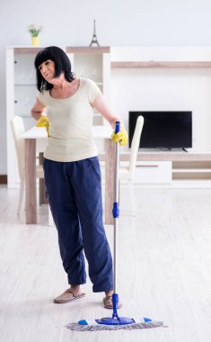 Yaşlı olgun kadın ev işlerinden sonra yoruldu.