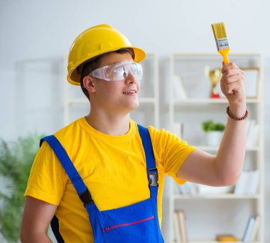 Tadilat projesinde çalışan bir ressam.