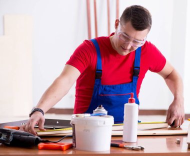 Müteahhit atölyede çalışıyor.