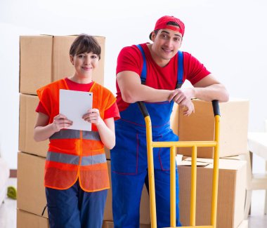 Profesyonel nakliyeciler evde yer değiştiriyor.