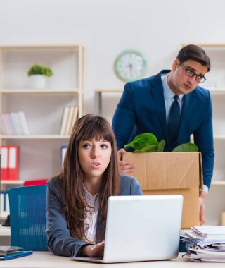 İşinden kovulan kişi.