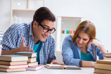 Üniversite sınavlarına çalışan iki öğrenci.
