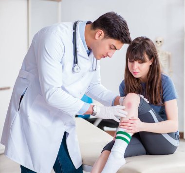 Spor sakatlığı geçiren hasta doktoru ziyaret ediyor.
