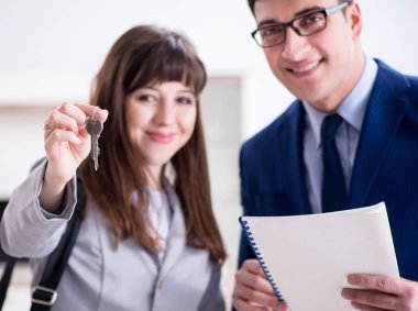 Emlakçı yeni daireyi sahibine gösteriyor.