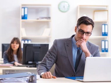 Ofiste çalışan kadın ve erkek.