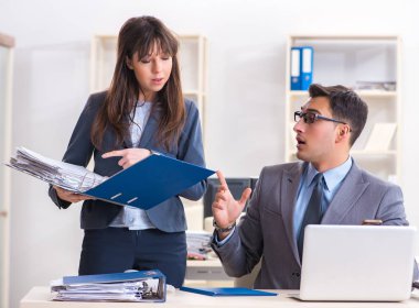 Ofiste çalışan kadın ve erkek.