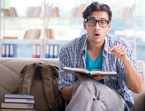 Estudiante caucásico preparándose para exámenes universitarios — Foto de Stock