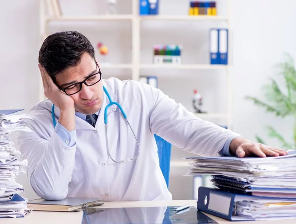 Drukke dokter met te veel werk in het ziekenhuis — Stockfoto