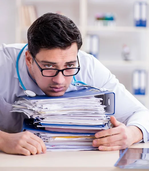 Drukke dokter met te veel werk in het ziekenhuis — Stockfoto