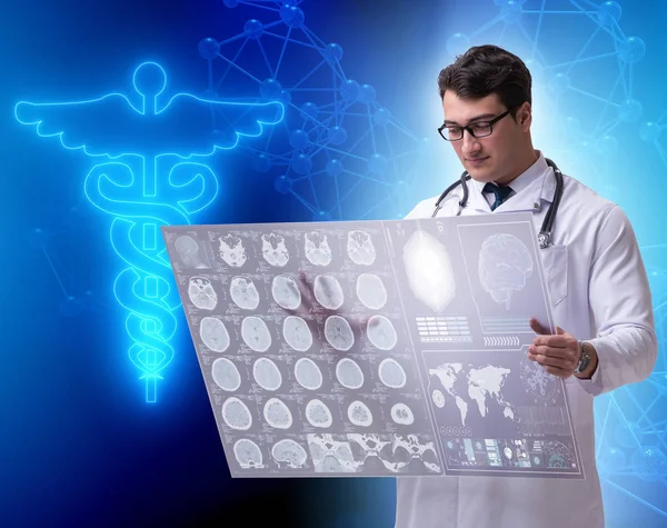 Telemedicína koncept s lékařem při pohledu na rentgen — Stock fotografie