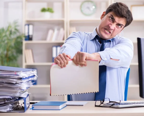 Hombre de negocios cansado con demasiado papeleo — Foto de Stock