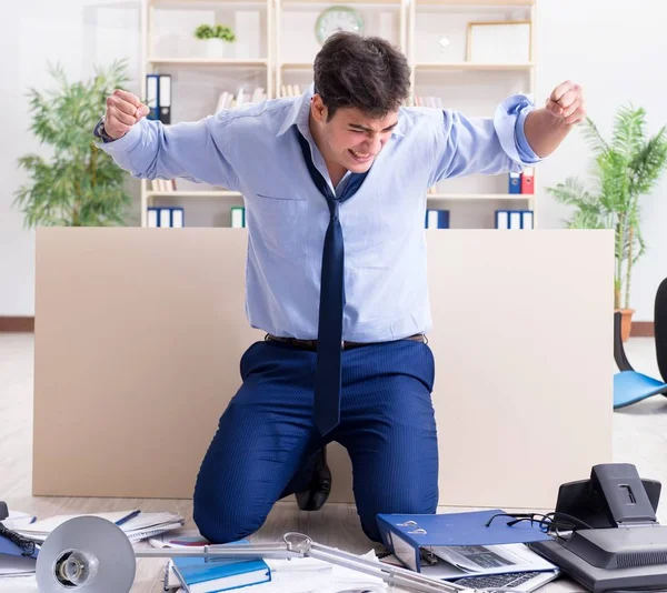 Rozzlobený podnikatel frustrovaný příliš mnoho práce — Stock fotografie