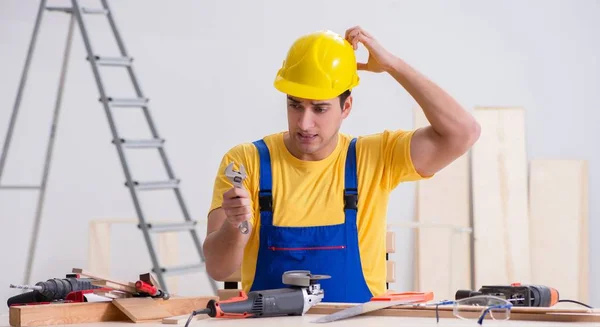 Reparador de piso decepcionado com o seu trabalho — Fotografia de Stock