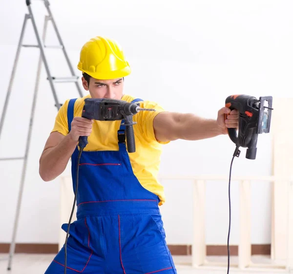 Riparatore pavimento deluso con il suo lavoro — Foto Stock