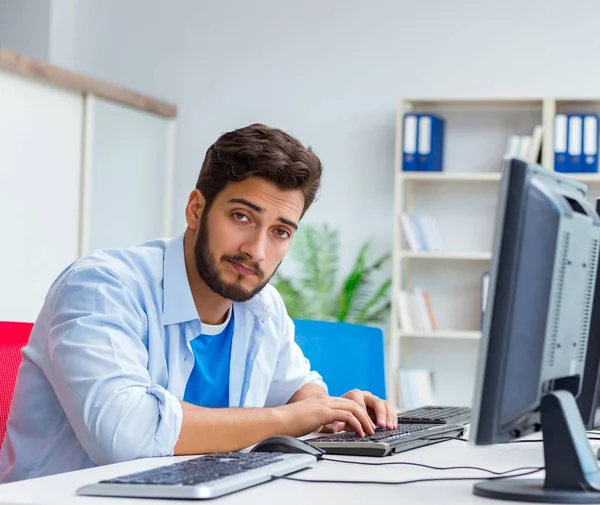 Geschäftsmann sitzt vor vielen Bildschirmen — Stockfoto