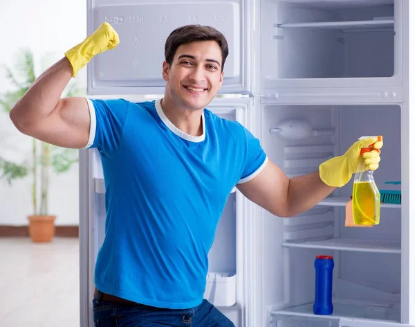 Man rengöring kylskåp i hygien koncept — Stockfoto