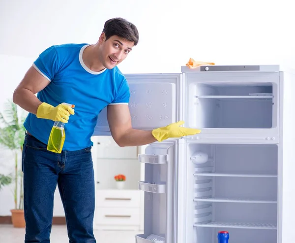 Man schoonmaken koelkast in hygiëne concept — Stockfoto