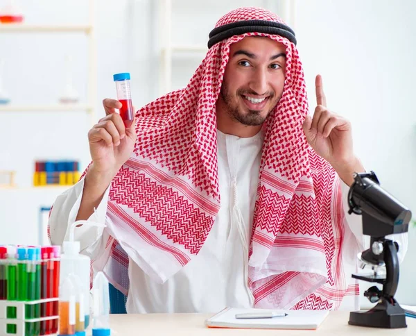 Arabische chemicus werkt in het lab — Stockfoto