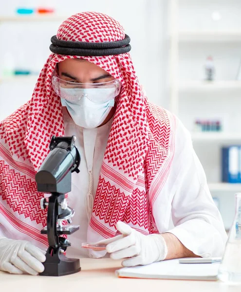 阿拉伯医生化学家在实验室研究新病毒 — 图库照片